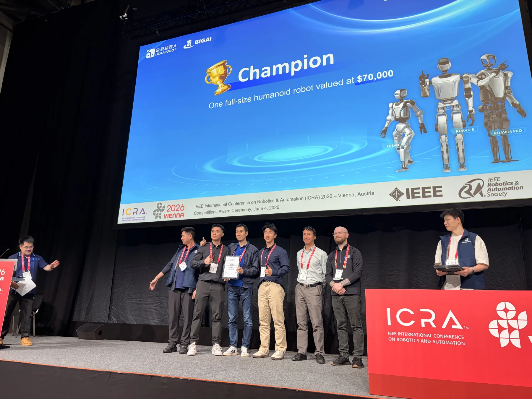 ICRA 2026 REAL-I Challenge 冠军颁奖现场，团队在维也纳的颁奖台上合影